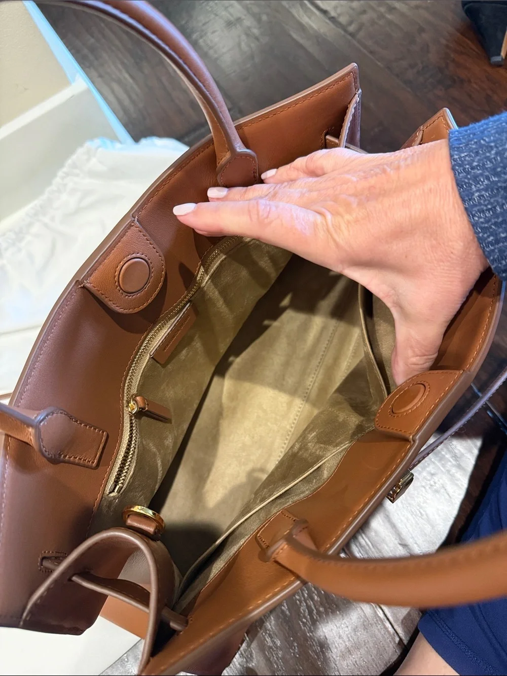 Veronica Beard large dash bag in hazelwood with crossbody strap and care bag - Picture 10 of 13